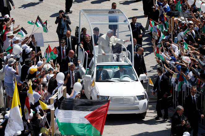 Pope Francis waves to the crowd, from his popemobile, as he arrives at the Manger Square before presiding over an open-air mass on May 25, 2014 outside the Church of the Nativity in the West Bank Biblical town of Bethlehem (AFP photo)